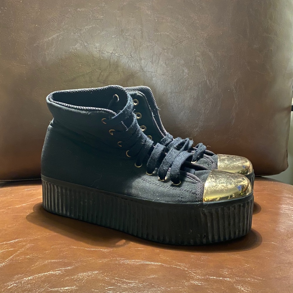 Gold-plated Jeffrey Campbell sneakers 👟 😍